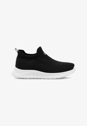 Schwarzer gestrickter Slip-On-Sneaker mit weißer, strukturierter Sohle und Zuglasche an der Ferse, entworfen für den Freizeitgebrauch.