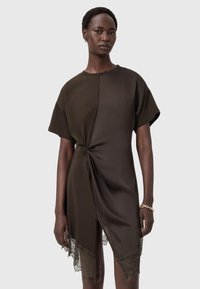 Tmavohnedé šaty s krátkymi rukávmi, s uzlom v oblasti pása a čipkovým lemovaním na spodnom okraji pre pridanú textúru.