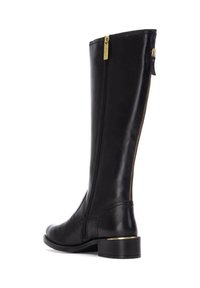 Bota de cuero negra hasta la rodilla con punta redonda, cremallera lateral y acentos de hardware dorado. Acabado texturizado y tacón bajo en bloque.
