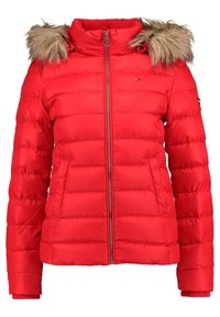 Rød dunjakke med lynlås foran, aftagelig hætte med imiteret pels, ribkant ved ærmerne og vandret quiltet mønster. To sidelommer.