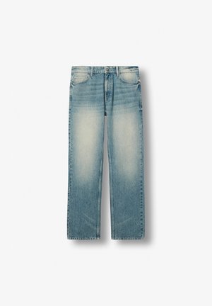 Lyseblå straight-leg jeans med slidte områder foran på lårene, frontlommer, bæltestropper og knaplukning.