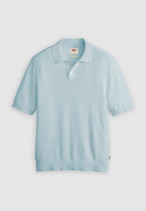 Vaaleansininen lyhythihainen polo-paita, joka on valmistettu neuloksesta ja jossa on klassinen kaulus, kaksipainikepusero sekä ribbireuna ja -hihoja.