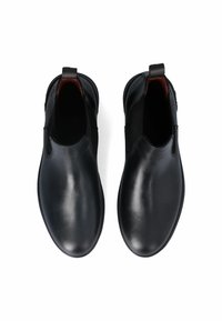 Stivaletti neri in pelle con texture liscia, pannelli laterali elasticizzati e linguette per una facile vestibilità. Design con punta arrotondata.