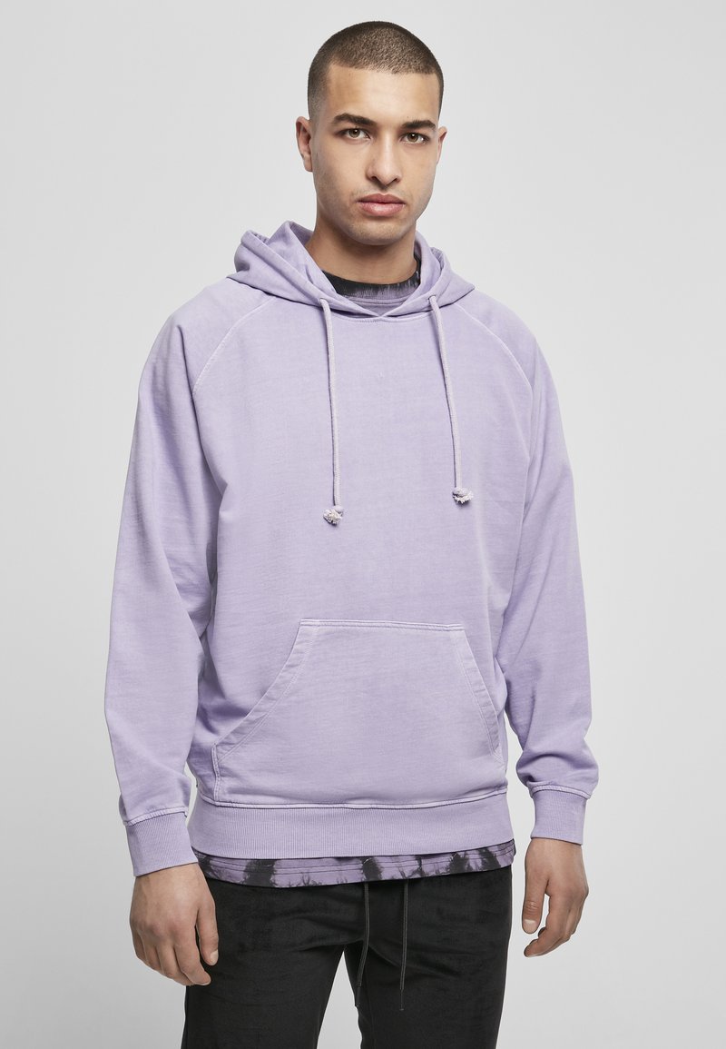 Sudadera con capucha lavanda, con un bolsillo frontal, capucha con cordón y puños acanalados. Textura suave con un ajuste relajado y mangas raglán.