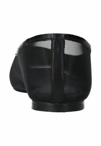 Ballerines en mesh noir avec une tige semi-transparente, un bout arrondi et une semelle noire lisse. La vue de dos montre un design épuré et minimaliste.