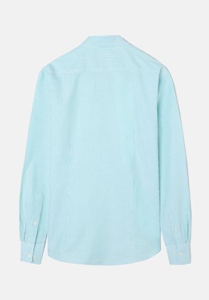 Camisa de manga larga azul claro con finas rayas verticales blancas, puños abotonados y cuello amplio, mostrada desde atrás sobre un fondo blanco.