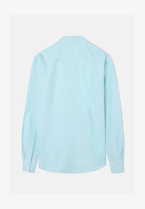 Camisa de manga larga azul claro con finas rayas verticales blancas, puños abotonados y cuello amplio, mostrada desde atrás sobre un fondo blanco.