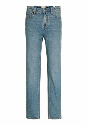 Adolescent debout, portant une chemise à carreaux boutonnée, un jean bleu et des baskets noires, souriant devant un fond blanc uni.