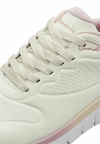 Baskets blanches avec une tige en synthétique texturé, accents rose clair, lacets plats, bout arrondi et une semelle chunky blanche avec un dégradé pastel.