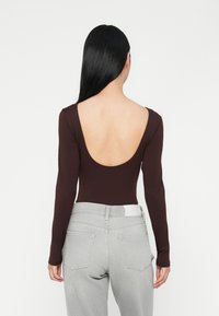 Tommy Jeans SCRIPT - Top dugih rukava - rich brown