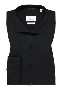 Camicia da uomo nera ETERNA super slim, piegata con colletto a punta, pattina con bottoni e polsini regolabili con due bottoni. Texture liscia.