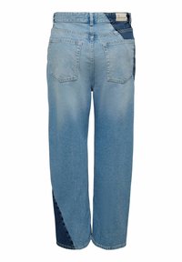 Jeans de mezclilla azul claro con un corte relajado, que presentan un diseño de patchwork en diferentes tonos de azul y un estilo tradicional de bolsillos.