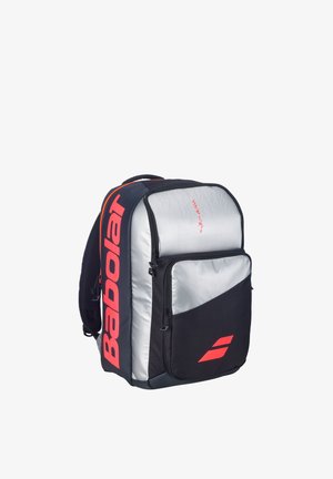 Sort og sølvfarvet Babolat rygsæk med stor forlomme og rødt logo, designet til opbevaring og transport af sportsudstyr.