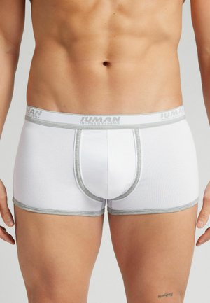 Weiße Boxer-Briefs mit grauen Nähten und einem grauen Bund, die einen engen Sitz und ein rundes Pouch-Design für Unterstützung bieten.