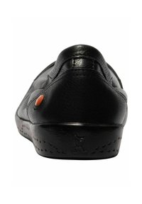 Zapato de cuero negro con punta redonda, superficie texturizada y un botón de acento naranja en el lateral. Presenta una suela con puntos para mayor agarre.