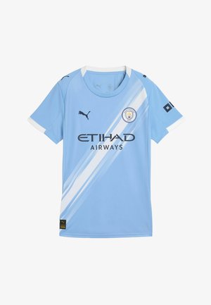 Jasnoniebieska koszulka piłkarska z białymi akcentami, z diagonalnym wzorem pasków. Na przodzie widnieje napis "ETIHAD AIRWAYS" oraz logo klubu. Wykonana z tkaniny syntetycznej.