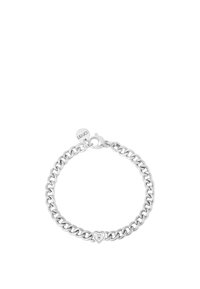Bracciale in argento con un charm a forma di cuore con pietra preziosa trasparente, chiusura rotonda e etichetta del marchio.