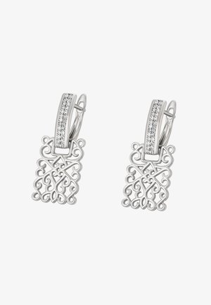 Cercei argintii cu un design filigranat sofisticat și rânduri de diamante mici pe închiderile curbate, prezentate pe un fundal alb.