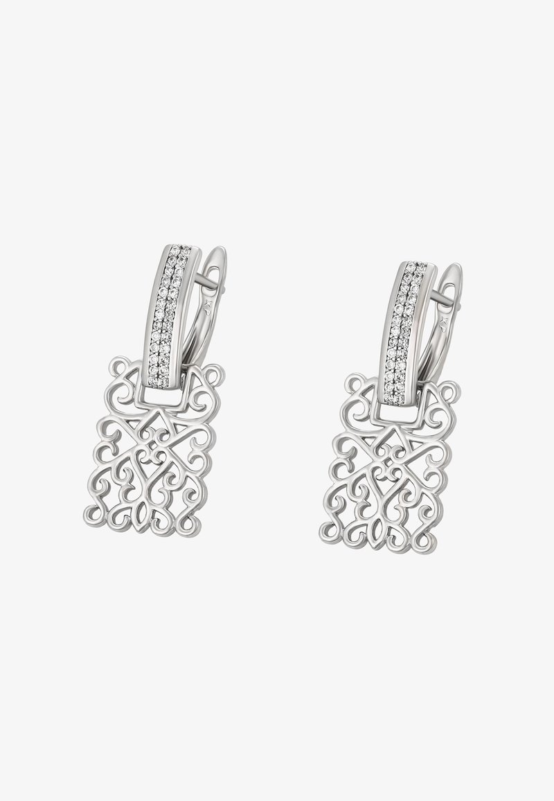 Stříbrné náušnice s jemně vykládaným filigránem a řadami malých diamantů na zakřivených uzávěrech, umístěné na bílém pozadí.