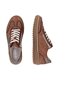 Baskets décontractées marron avec lacets blancs, fermeture éclair latérale, semelle en caoutchouc texturée et badge logo sur le côté extérieur, vues de dessus et de côté.