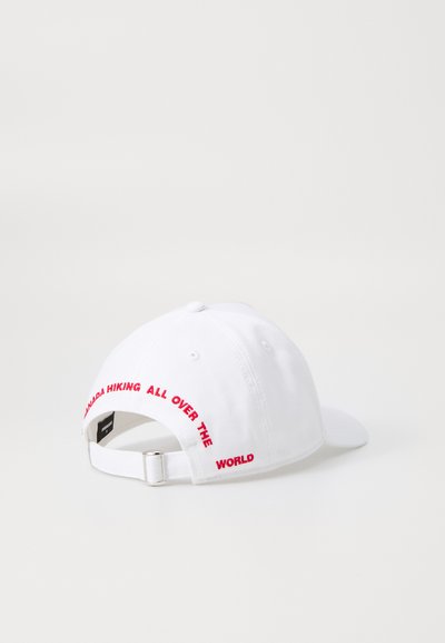 Casquette de baseball blanche ajustable avec le texte rouge brodé "CANADA RANDONNEE PARTOUT DANS LE MONDE" autour de l'ouverture arrière.