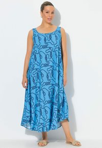 Blå ärmlös klänning med en flödande design, prydd med ett svart repmönster. Tillverkad i lätt tyg med avslappnad passform och sidslitsar.