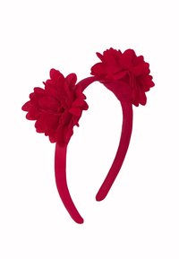 Czerwony materiałowy opaska na głowę z dwiema dużymi teksturowanymi dekoracjami w kształcie kwiatów na górze, zaprojektowana jako akcesorium do włosów.