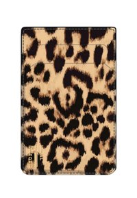 Un portacarte in stampa leopardo con un mix di motivi marrone chiaro e nero, con un semplice contorno nero e dettagli di cucitura sottili.