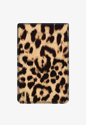 Un porte-cartes en imprimé léopard présentant un mélange de motifs beige et noir, avec un simple contour noir et des détails de couture subtils.