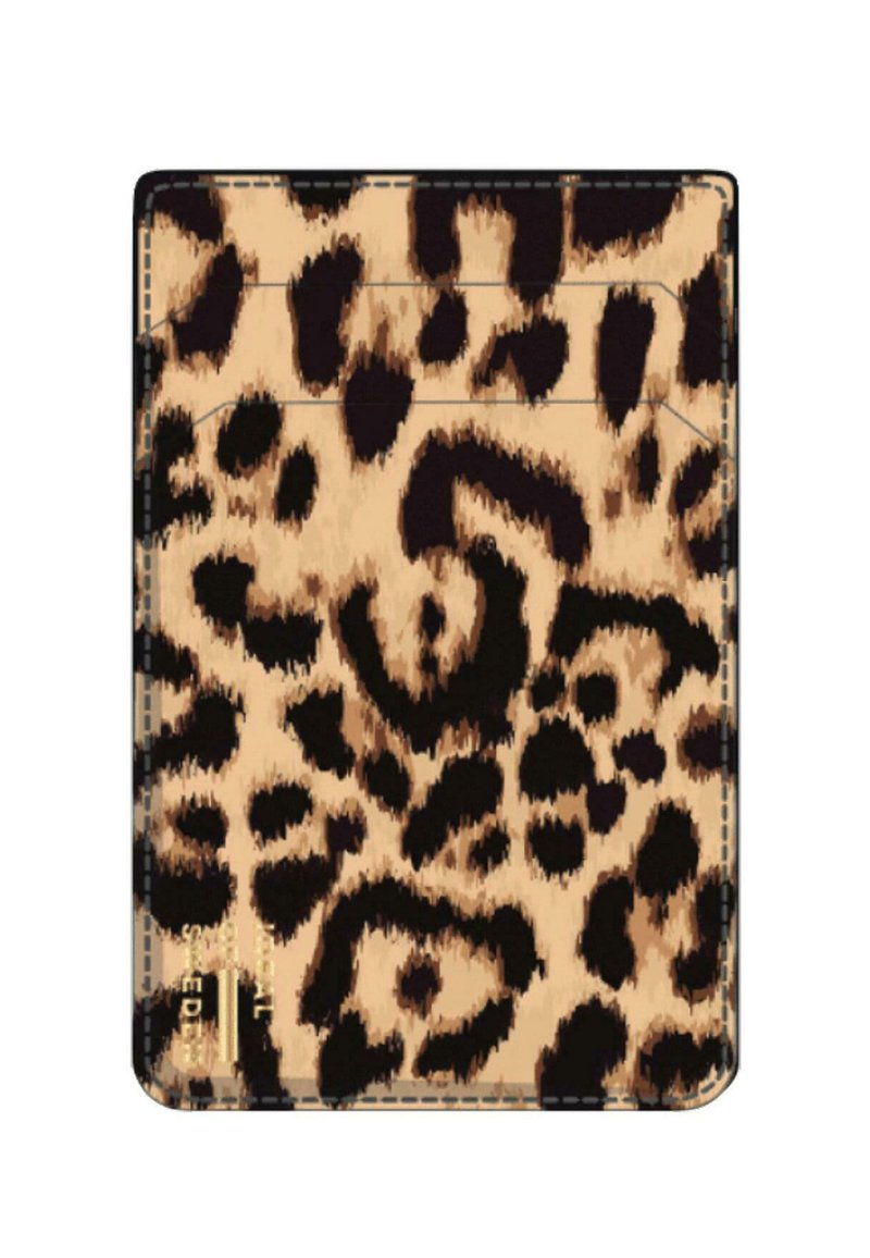 Un portacarte in stampa leopardo con un mix di motivi marrone chiaro e nero, con un semplice contorno nero e dettagli di cucitura sottili.