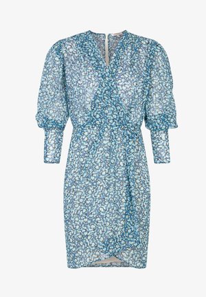 Bloemen wikkeljurk van doorzichtig materiaal. Blauwe en teal tinten met pofmouwen, een V-hals en een strik in de taille die een aansluitend silhouet creëert.