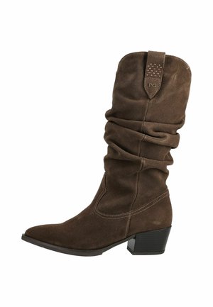 Brauner Wildleder-Mittelschaftstiefel mit niedrigem Blockabsatz, spitz zulaufender Spitze, lockerem Schaft und dekorativer Lasche mit kleinen Metallnieten und Logo.