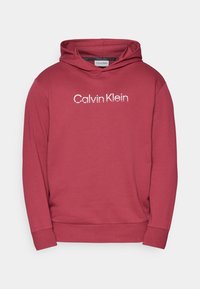 Czerwona bluza z kapturem wykonana z miękkiego materiału, z białym logo "Calvin Klein". Długie rękawy zakończone ściągaczami i prosty dół.