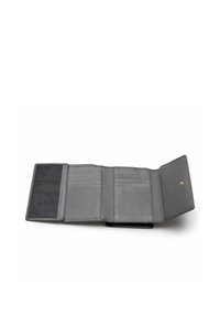 Billetera de cuero gris con acabado texturizado, que cuenta con múltiples espacios para tarjetas, un compartimento para billetes y un cierre a presión.