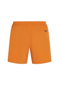 Pantalones cortos naranja de tejido liso con cintura elástica y un bolsillo trasero. Diseño sencillo sin patrones ni acentos adicionales.