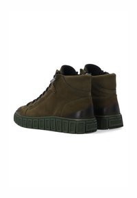 Khaki wysokie sneakersy z teksturowanej skóry, zieloną gumową podeszwą i czarnymi akcentami. Zawierają sznurowane zapięcie z przodu oraz zamek błyskawiczny po boku.