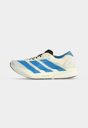 Leichter Laufschuh mit weißer Basis, blauen Streifen, schwarzer Zunge und sichtbarer "LIGHTSTRIKE PRO"-Sohle von der Seitenansicht auf grauem Hintergrund.