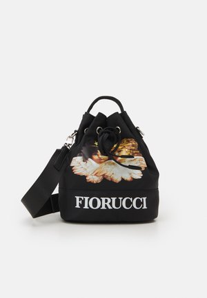 Borsa a secchiello nera con coulisse, con due volti di angeli e scritta "FIORUCCI", e una larga tracolla regolabile.