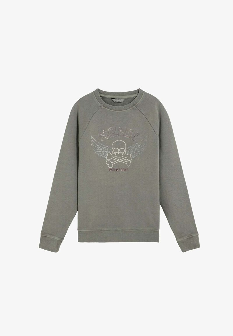 Sudadera gris con un gráfico de calavera y huesos cruzados con alas y la palabra "Scalpers" encima del diseño en el centro frontal.