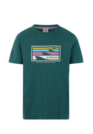 Camiseta de algodón turquesa con un gráfico rectangular que presenta patrones de olas multicolores y la marca "PROTEST" en el pecho.