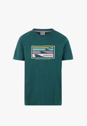 Turkis bomulds-T-shirt med et rektangulært grafik med flerfarvede bølgemønstre og "PROTEST"-branding på brystet.