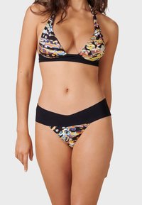 Bh och bikini-set med blommönster på svart bakgrund, med triangeltopp och högmidjade bottnar i kontrasterande färger.