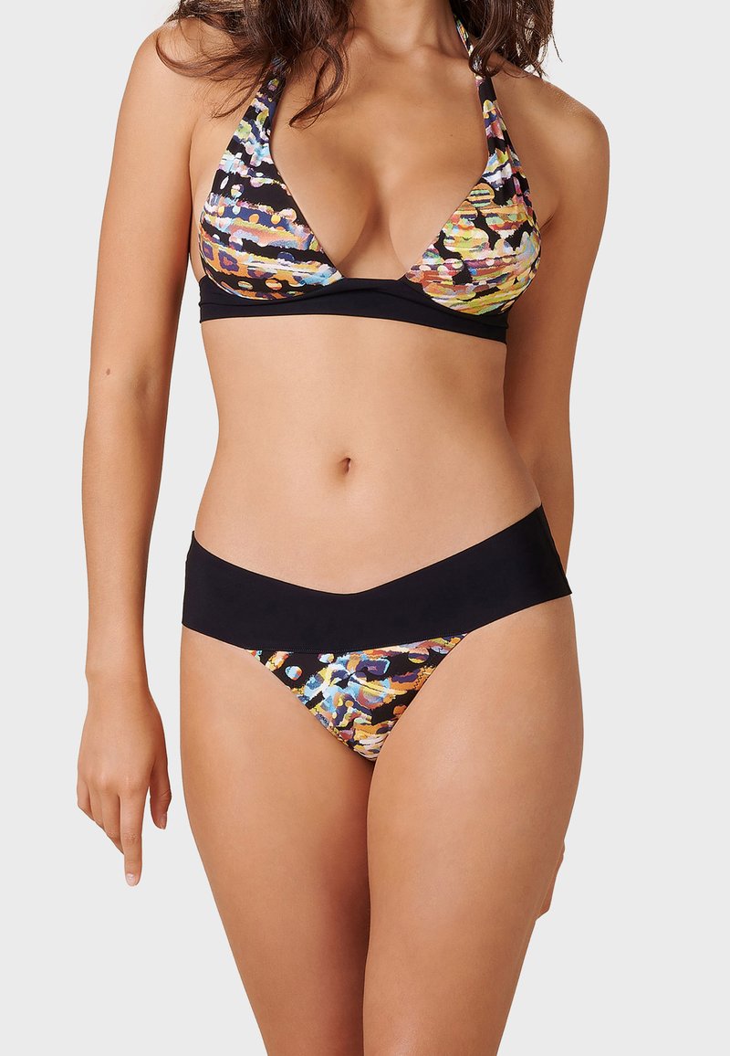 Bh och bikini-set med blommönster på svart bakgrund, med triangeltopp och högmidjade bottnar i kontrasterande färger.