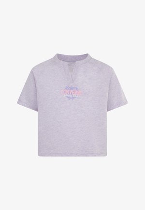 Lühikeste varrukatega lühike t-särk heledast lavendli värvist raglan disainiga. Ees on trükitud "Converse Athletic Club" logo roosa ja sinise värviga.