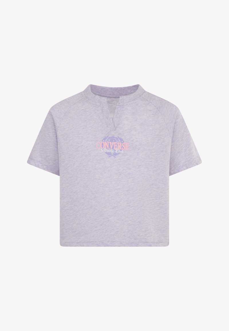 Īsām piedurknēm, saīsināta T-krekla forma gaišā lavandas krāsā ar raglanu dizainu. Uzdrukāts "Converse Athletic Club" logos rozā un zilā krāsā.