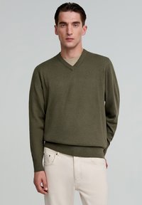 Scalpers V NECK - Strickpullover - olive