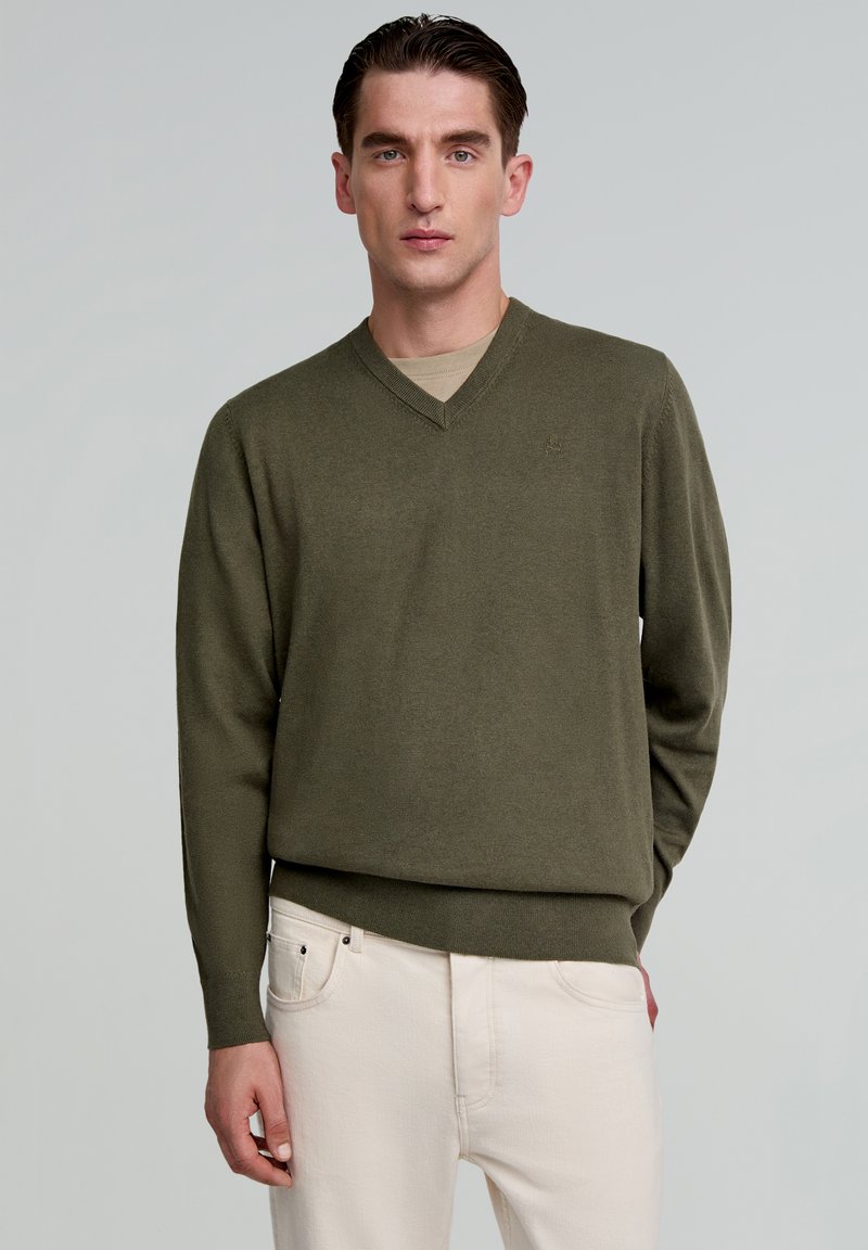Scalpers V NECK - Strickpullover - olive