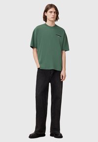 AllSaints REDACT CREW - Camiseta estampada - green
