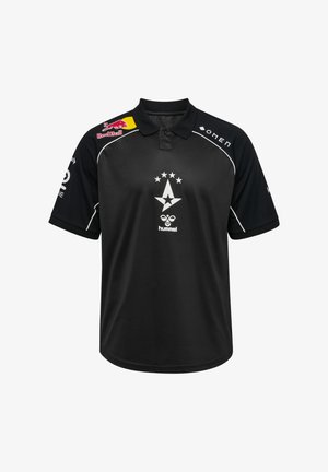 Sort polo-shirt med korte ærmer, med krave, hvide accentlinjer og trykte logoer, herunder Red Bull og Hummel, på forsiden.