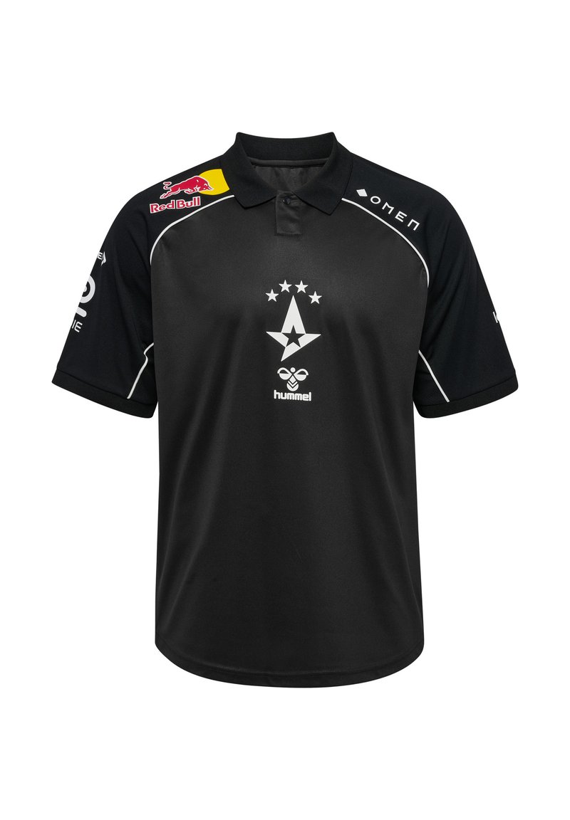 Czarna koszulka polo z krótkim rękawem, z kołnierzykiem, białymi akcentami i nadrukowanymi logo, w tym Red Bull i Hummel z przodu.